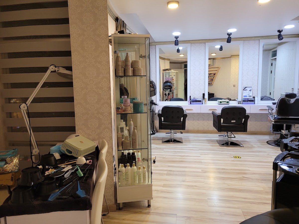 Salon Lavish photo 2