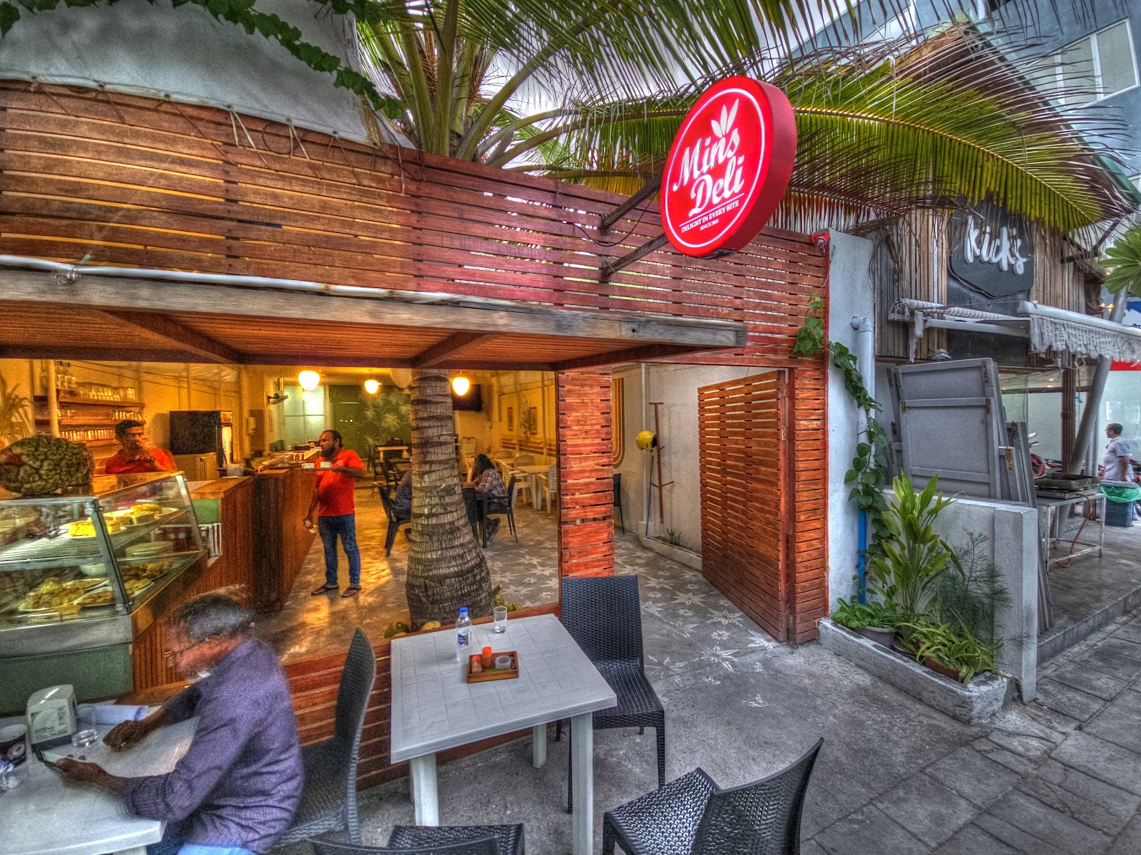 MINS Deli Beach Cafe' and Stay photo 1