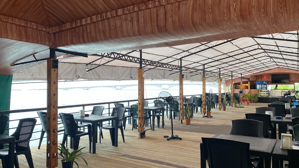 Dolphin View Cafe'